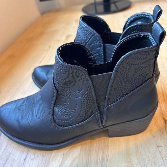 Women's Easy Street Legend Black Ankle Boot Embossed Western Style Sz 8 - Picture 8 of 11